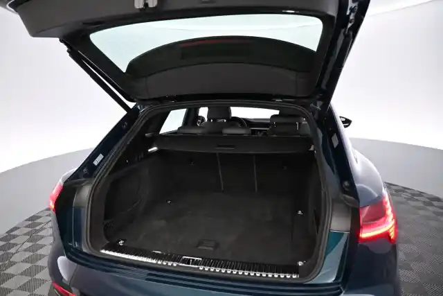 Sininen Maastoauto, Audi e-tron – JNZ-830