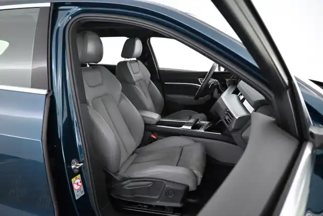 Sininen Maastoauto, Audi e-tron – JNZ-830