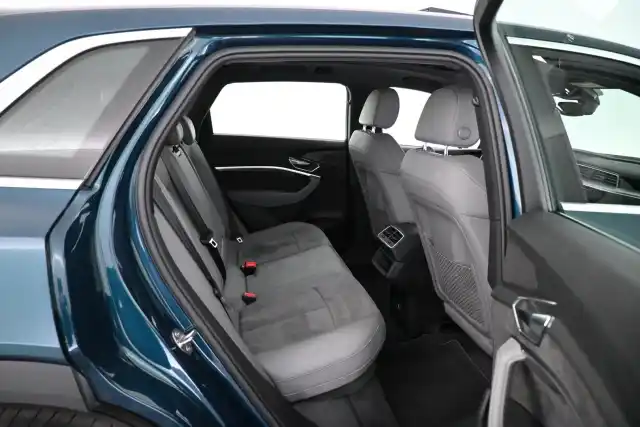 Sininen Maastoauto, Audi e-tron – JNZ-830