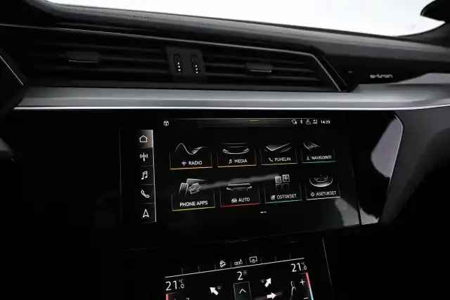 Sininen Maastoauto, Audi e-tron – JNZ-830