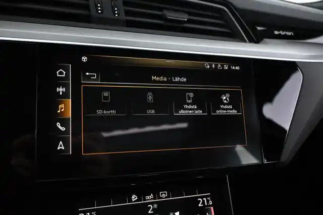 Sininen Maastoauto, Audi e-tron – JNZ-830