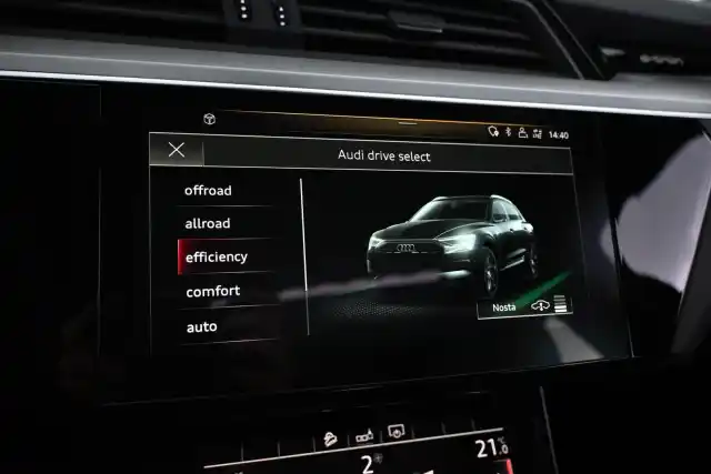Sininen Maastoauto, Audi e-tron – JNZ-830
