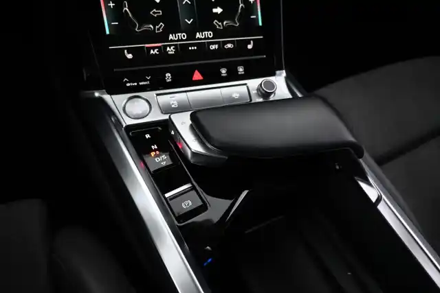 Sininen Maastoauto, Audi e-tron – JNZ-830
