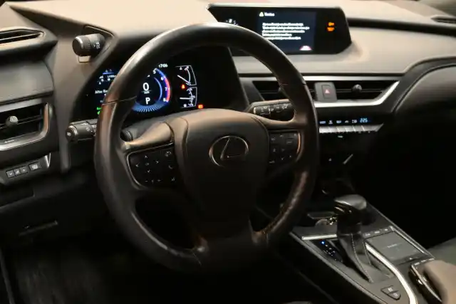 Musta Viistoperä, Lexus UX – JPL-147