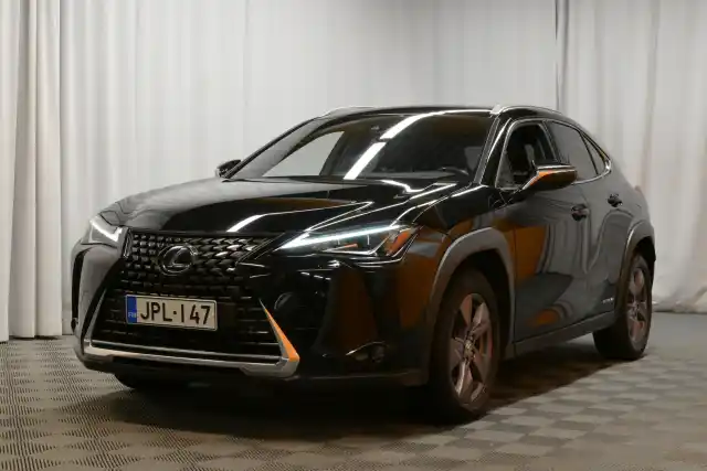 Musta Viistoperä, Lexus UX – JPL-147