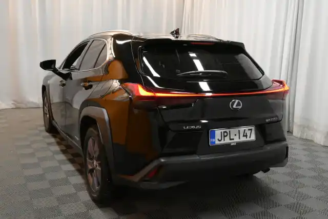 Musta Viistoperä, Lexus UX – JPL-147