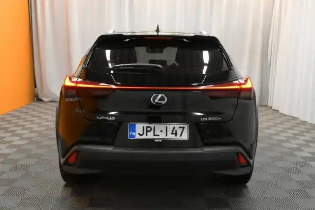 Musta Viistoperä, Lexus UX – JPL-147