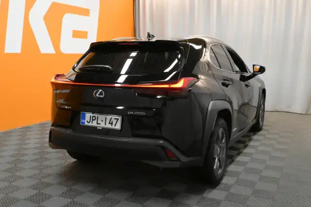 Musta Viistoperä, Lexus UX – JPL-147