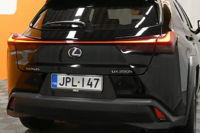 Musta Viistoperä, Lexus UX – JPL-147