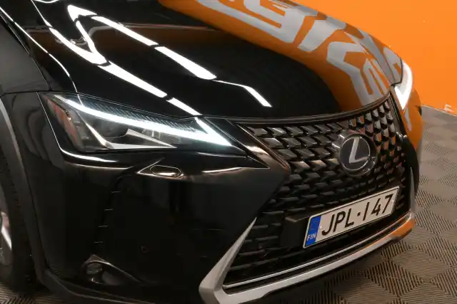 Musta Viistoperä, Lexus UX – JPL-147