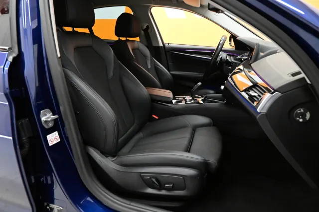 Sininen Sedan, BMW 520 – JTO-528