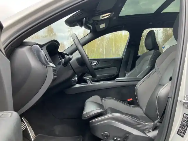 Harmaa Maastoauto, Volvo XC60 – JTP-262