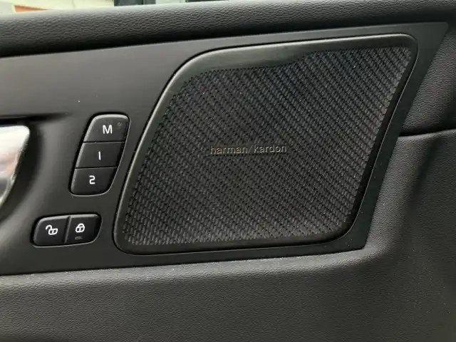 Harmaa Maastoauto, Volvo XC60 – JTP-262