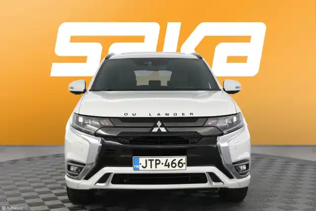 Valkoinen Maastoauto, Mitsubishi OUTLANDER PHEV – JTP-466