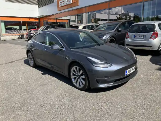 Harmaa Sedan, Tesla Model 3 – JTP-599