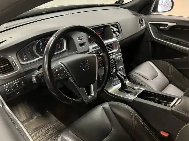 Harmaa Farmari, Volvo V60 – JTR-444
