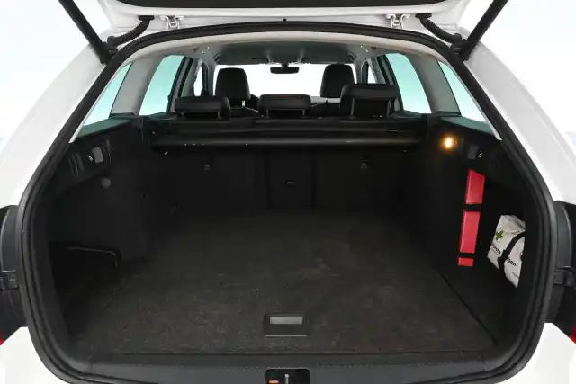 Valkoinen Farmari, Skoda Octavia – JTR-445