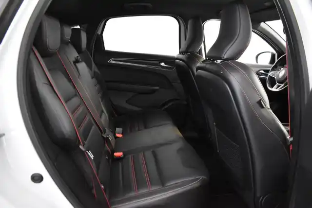Valkoinen Maastoauto, Renault Arkana – JTR-939