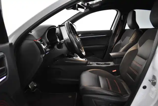Valkoinen Maastoauto, Renault Arkana – JTR-939
