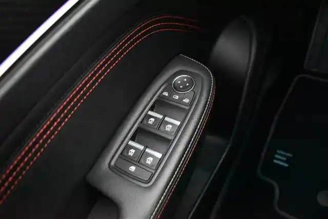 Valkoinen Maastoauto, Renault Arkana – JTR-939