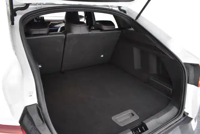 Valkoinen Maastoauto, Renault Arkana – JTR-939