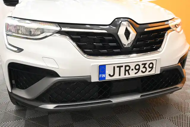 Valkoinen Maastoauto, Renault Arkana – JTR-939