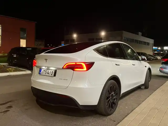 Valkoinen Maastoauto, Tesla Model Y – JTS-412