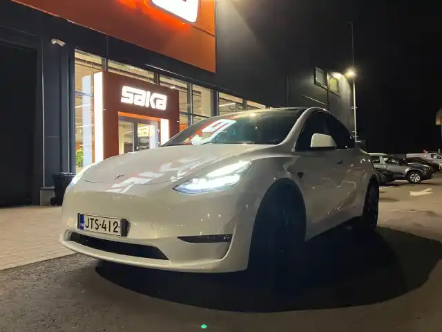 Valkoinen Maastoauto, Tesla Model Y – JTS-412