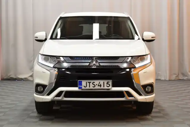 Valkoinen Maastoauto, Mitsubishi OUTLANDER PHEV – JTS-415