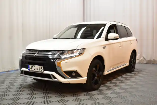 Valkoinen Maastoauto, Mitsubishi OUTLANDER PHEV – JTS-415