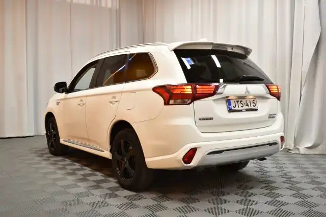 Valkoinen Maastoauto, Mitsubishi OUTLANDER PHEV – JTS-415