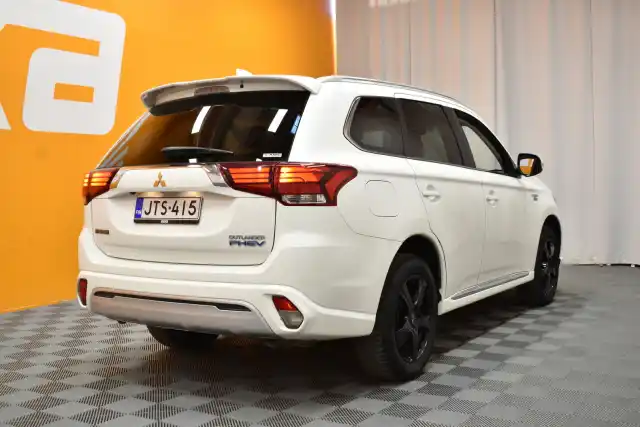 Valkoinen Maastoauto, Mitsubishi OUTLANDER PHEV – JTS-415