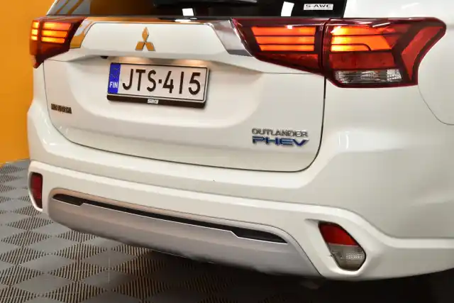 Valkoinen Maastoauto, Mitsubishi OUTLANDER PHEV – JTS-415