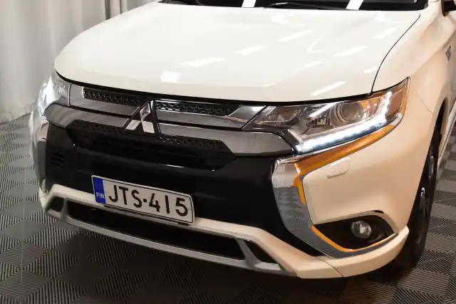 Valkoinen Maastoauto, Mitsubishi OUTLANDER PHEV – JTS-415