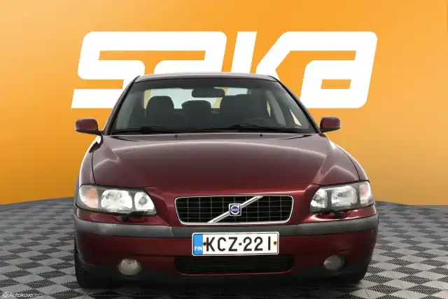 Punainen Sedan, Volvo S60 – KCZ-221