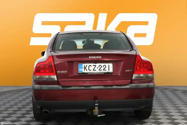 Punainen Sedan, Volvo S60 – KCZ-221