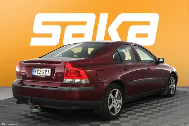 Punainen Sedan, Volvo S60 – KCZ-221