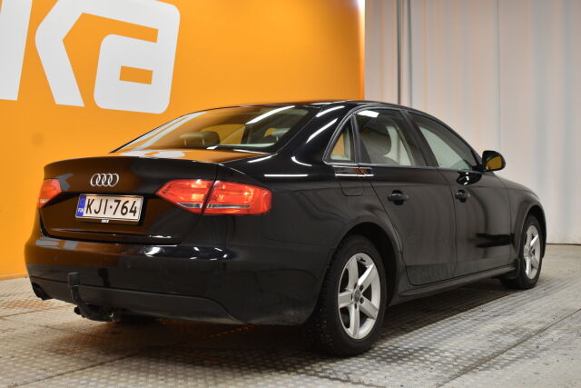 Musta Sedan, Audi A4 – KJI-764