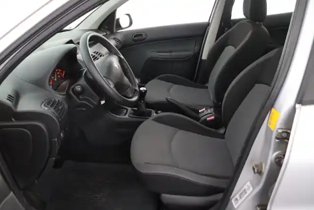 Harmaa Viistoperä, Peugeot 206 – KKG-681