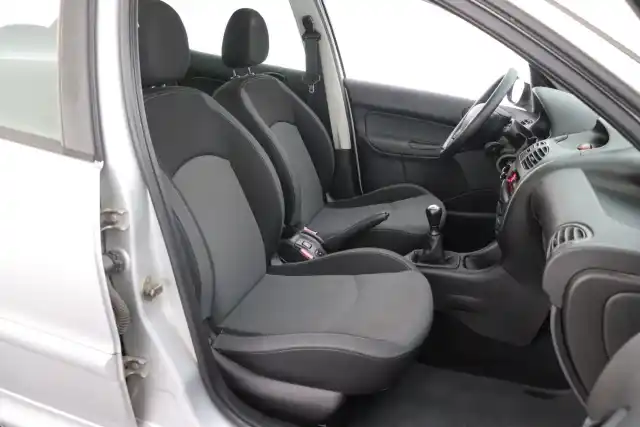 Harmaa Viistoperä, Peugeot 206 – KKG-681