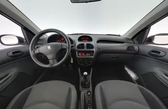 Harmaa Viistoperä, Peugeot 206 – KKG-681