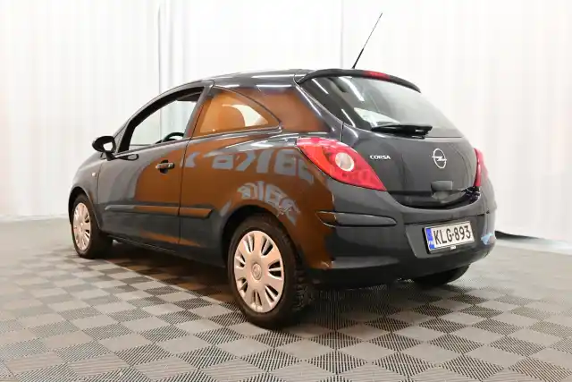 Musta Tila-auto, Opel Corsa – KLG-893