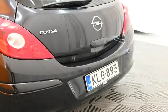 Musta Tila-auto, Opel Corsa – KLG-893