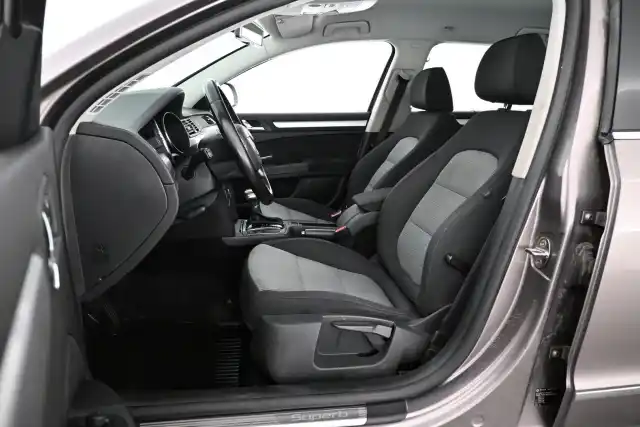 Harmaa Farmari, Skoda Superb – KLU-650