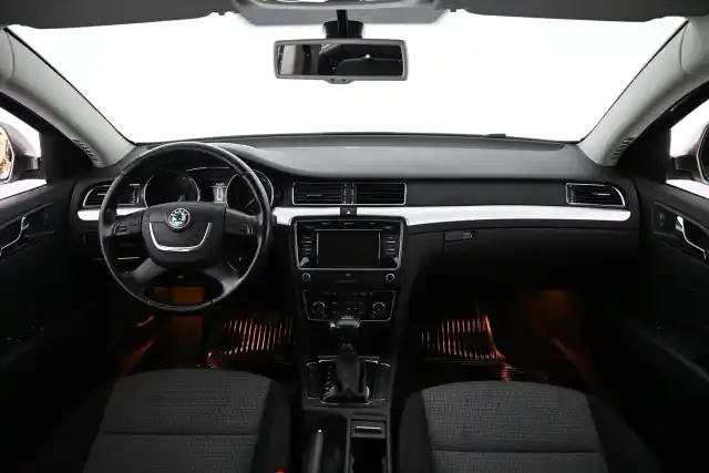 Harmaa Farmari, Skoda Superb – KLU-650
