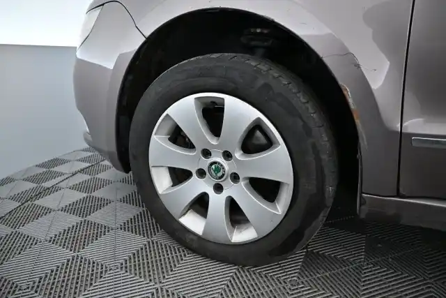 Harmaa Farmari, Skoda Superb – KLU-650