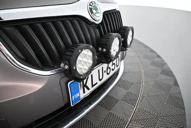 Harmaa Farmari, Skoda Superb – KLU-650
