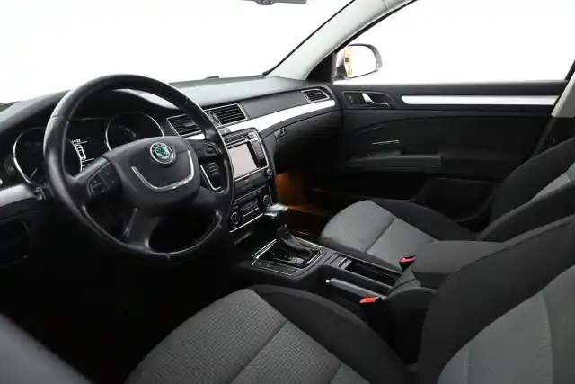 Harmaa Farmari, Skoda Superb – KLU-650