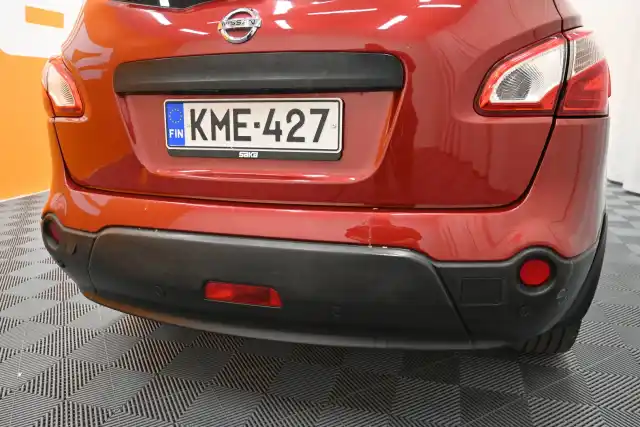 Punainen Maastoauto, Nissan Qashqai+2 – KME-427