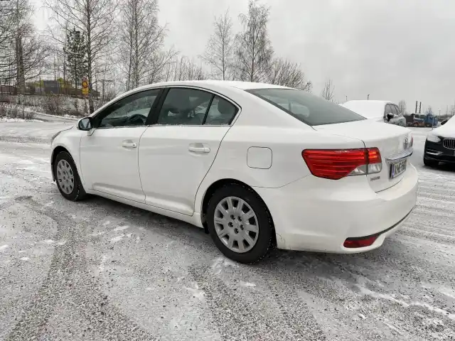 Valkoinen Sedan, Toyota Avensis – KME-567